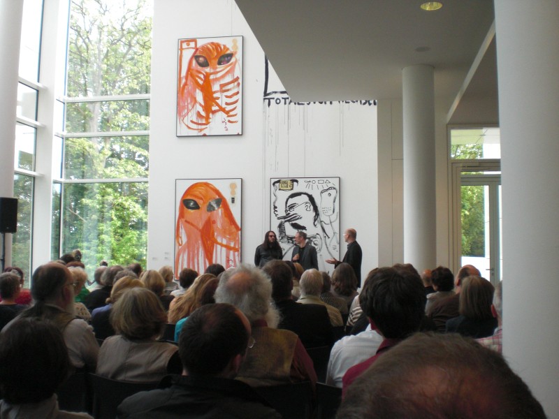 Jonathan Meese im gespräch mit dem Kurator Daniel J. Schreiber am 19.5.2009