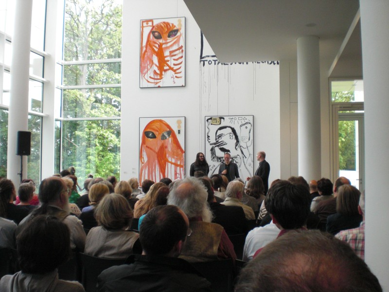 Jonathan Meese im gespräch mit dem Kurator Daniel J. Schreiber am 19.5.2009